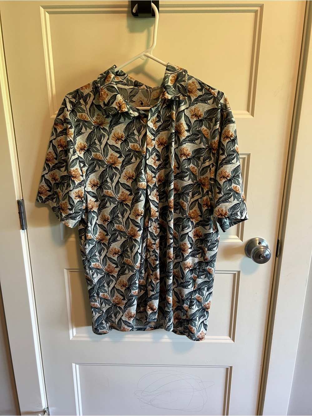 Casual Floral Short-Sleeve Button-Down Shirt in Green and Cream